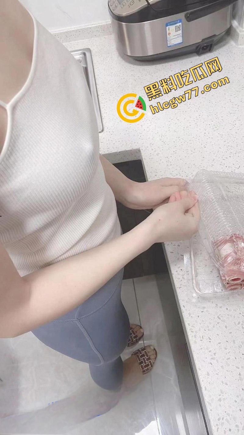 海角神帖！隔壁小嫂子忽冷忽热，灰瑜伽裤白吊带撩人装，摇着小屁股做香锅，整得人心火难安！-4