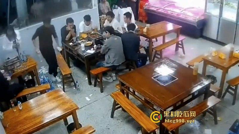 看什么看!男子吃饭时偷瞄了一眼隔壁桌的丝袜妹被群殴 场面看着真吓人!-1