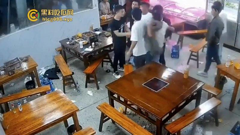 看什么看!男子吃饭时偷瞄了一眼隔壁桌的丝袜妹被群殴 场面看着真吓人!-4