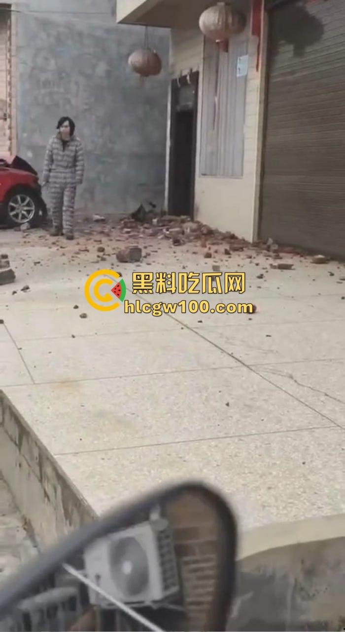 女司机漂移撞墙全程高能，开车像玩QQ飞车，氮气加速弹射起步，车撞成废铁人却完好无损牛逼！-8