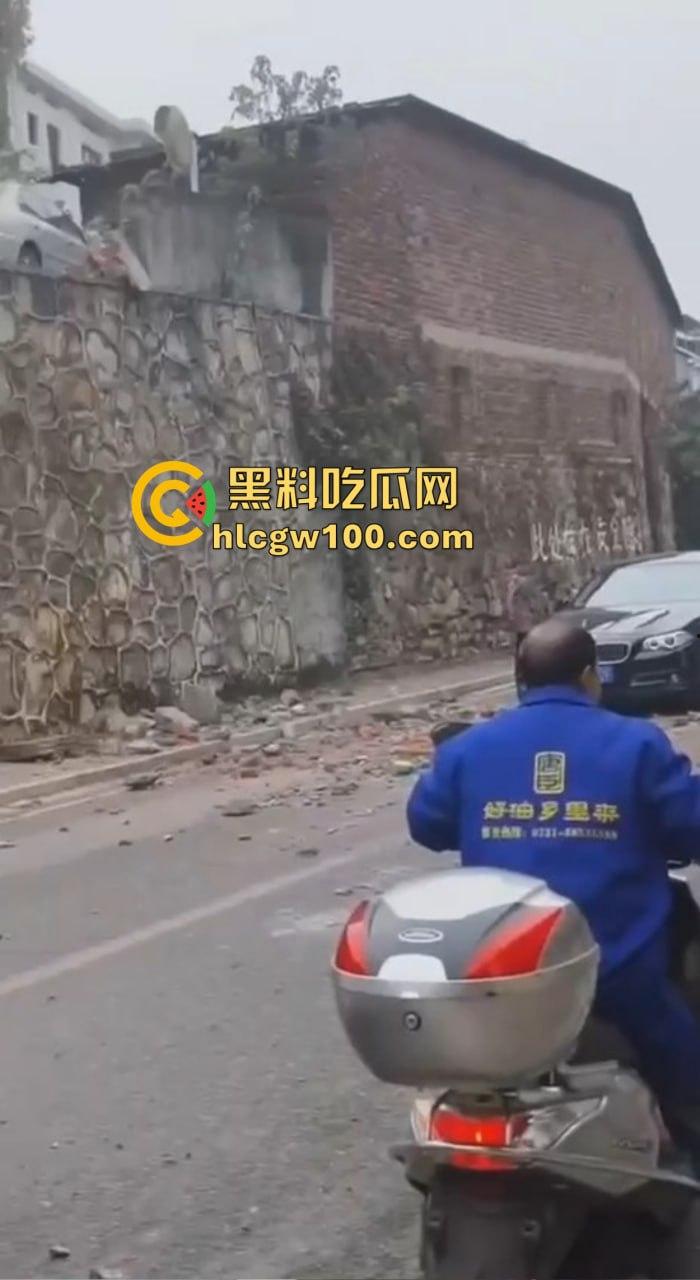 女司机漂移撞墙全程高能，开车像玩QQ飞车，氮气加速弹射起步，车撞成废铁人却完好无损牛逼！-9