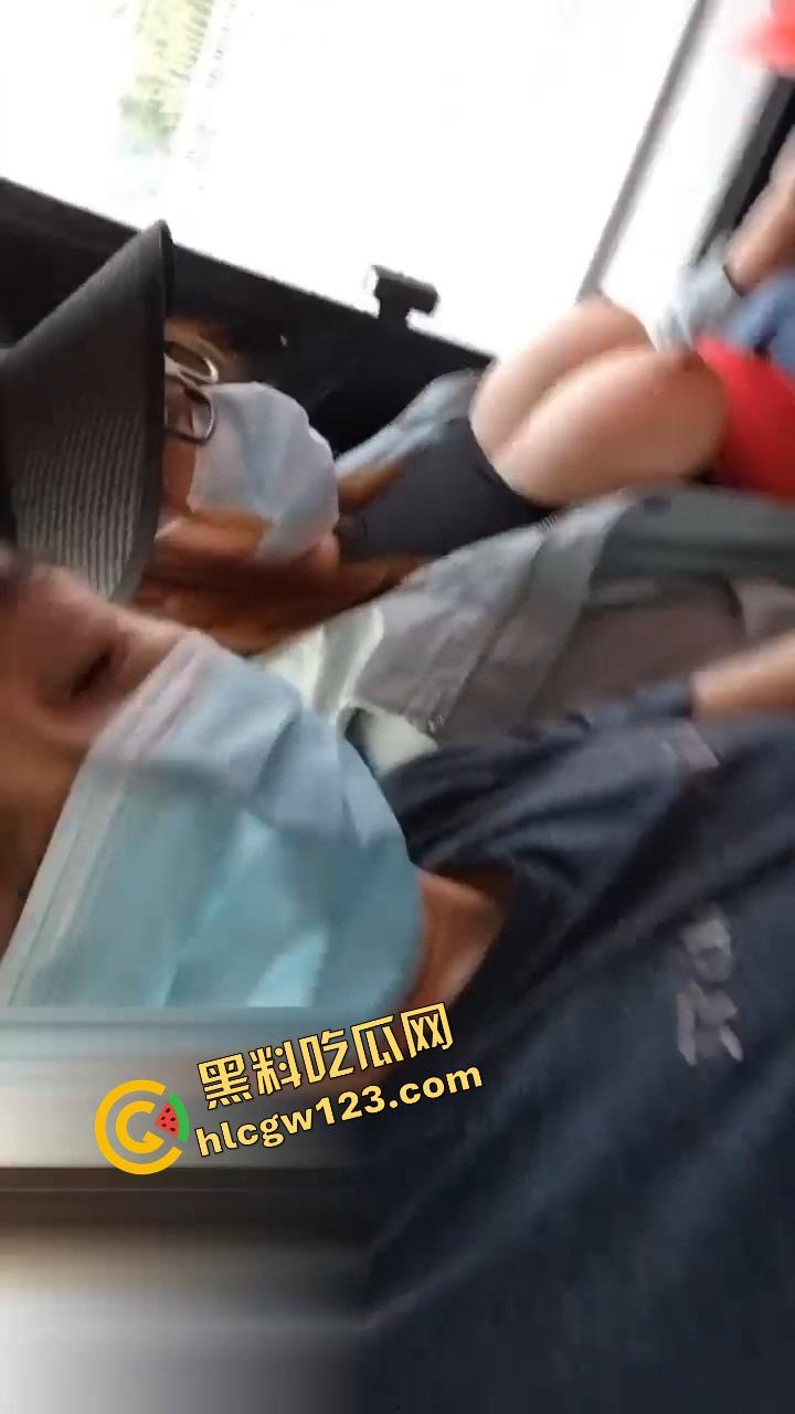 公交车上骚逼暴露狂掀衣亮美乳，奶子挺翘晃眼半露，淫水滴地板，路人馋得想冲上去猛捏一把爽爆裤裆！-10