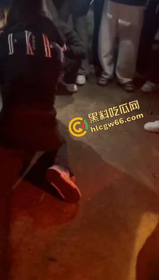 潮汕精神小妹开打了，情敌当街对峙，头发一把把薅，咒骂一句句飙，打到拖鞋都飞出去啦！-7