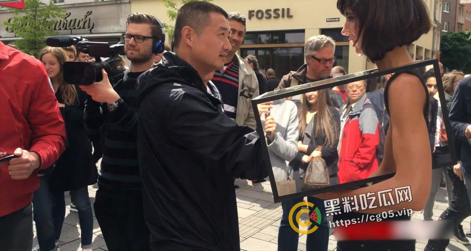 瑞士艺术家【米洛·莫蕾】经典街头暗箱摸胸摸奶完整版 海边阴道下蛋 裸体抱婴儿逛博物馆 六部行文艺术合集-3