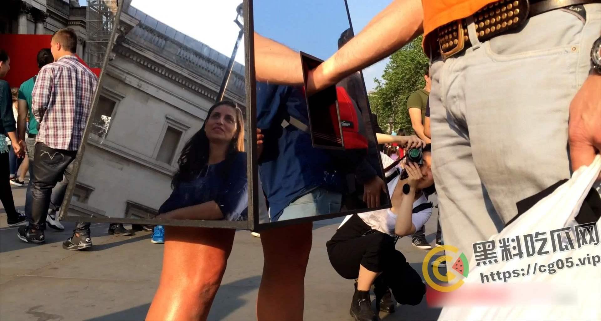 瑞士艺术家【米洛·莫蕾】经典街头暗箱摸胸摸奶完整版 海边阴道下蛋 裸体抱婴儿逛博物馆 六部行文艺术合集-6