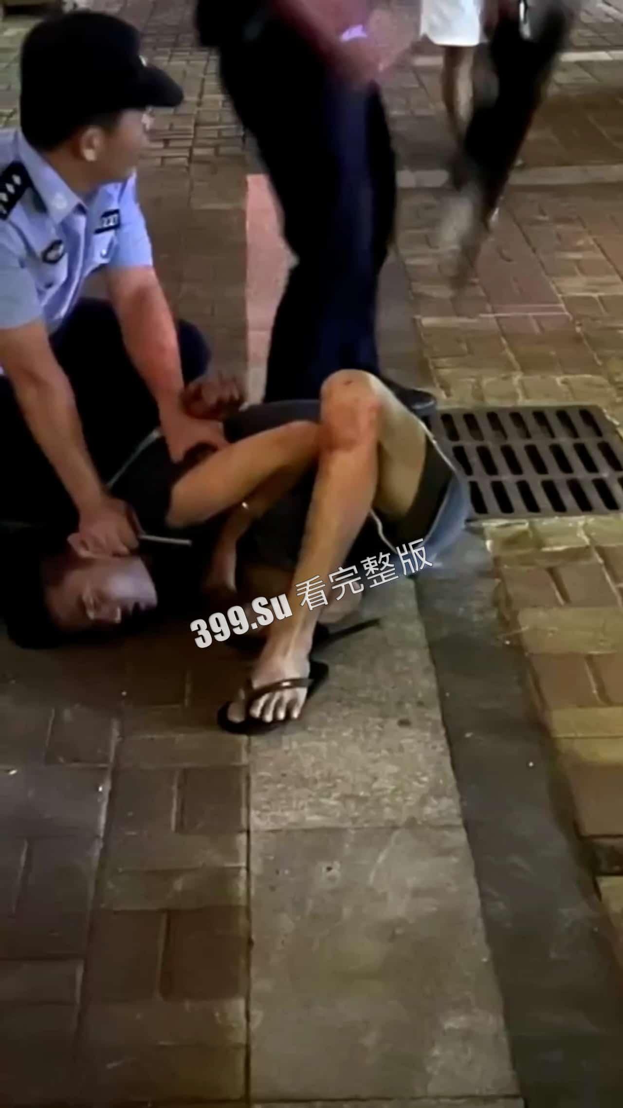 6.30晚 海南 疯子街头随机砍人事件 连捅12人 七岁小孩都不放过  被路人合力抓住时还口出狂言-7