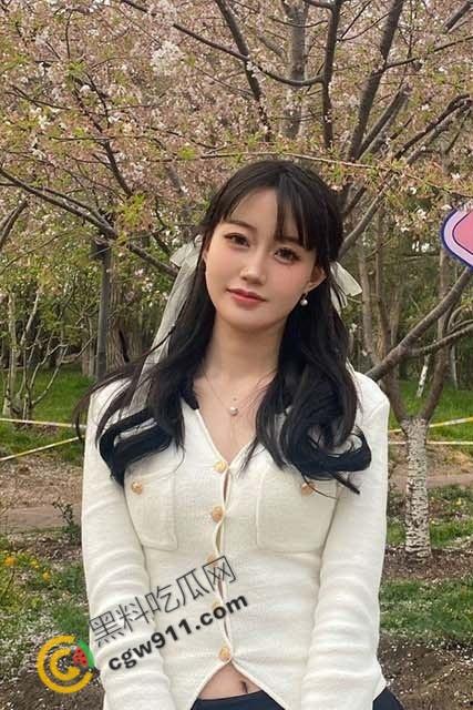 湖南骚妻【刘笑雨】激情榨精，枸杞都很难治好！苗条身材性感迷人，毒龙口交狂野诱惑，淫骚至极-1