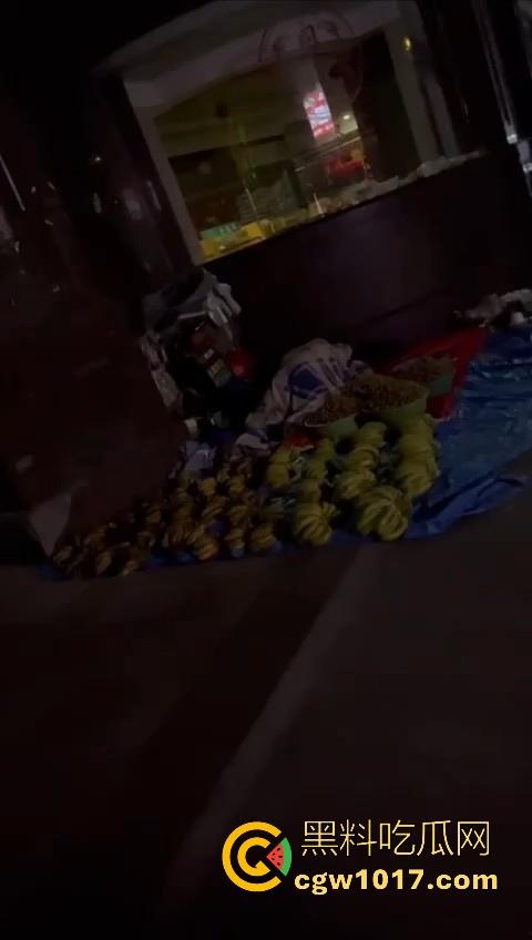 深夜摆摊过夜水果摊主街头做爱,路边铺张被子一盖跟老伴做爱,性欲也是够强的呀,小心点射,别把精液射水果上卖出去!-2