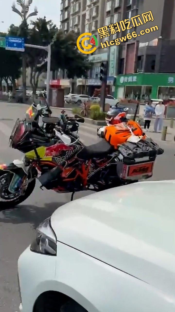 德阳妈逼哥火力全开！宝马别车还理直气壮？网红张某当街开骂骂出天际，含妈量爆表直接骂进热搜！-4