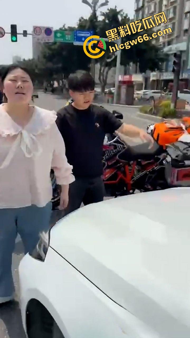 德阳妈逼哥火力全开！宝马别车还理直气壮？网红张某当街开骂骂出天际，含妈量爆表直接骂进热搜！-5