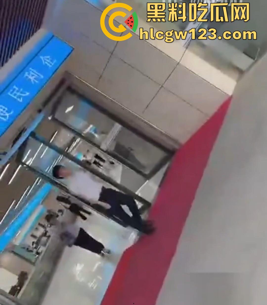 广东东源行政服务中心领导【刘伟途】与女下属车震 被丈夫当场抓奸 视频曝光连衣服都还没来得及穿!-6