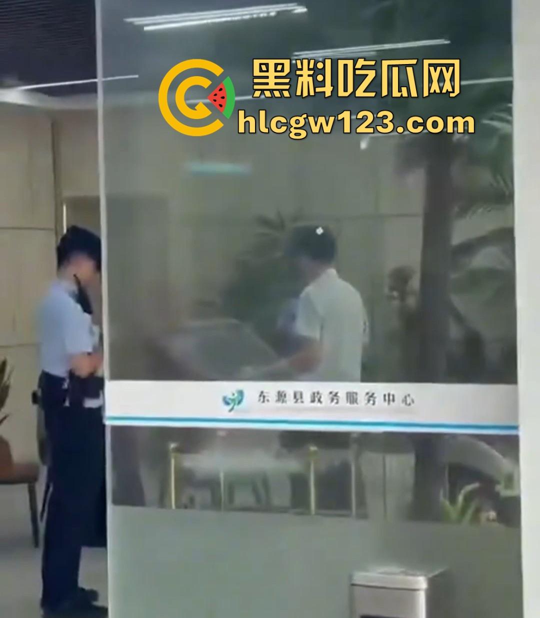 广东东源行政服务中心领导【刘伟途】与女下属车震 被丈夫当场抓奸 视频曝光连衣服都还没来得及穿!-7