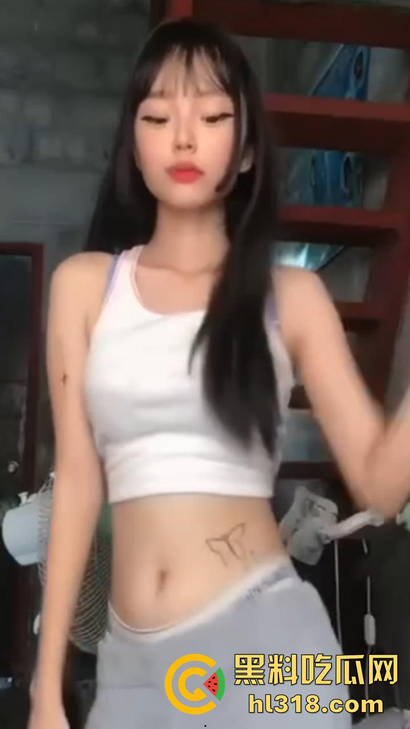 这是来显摆的吧！瓜友投稿新约的高颜值小美女，身材纤细美腿修长，翘臀美乳看着就欠操！-1