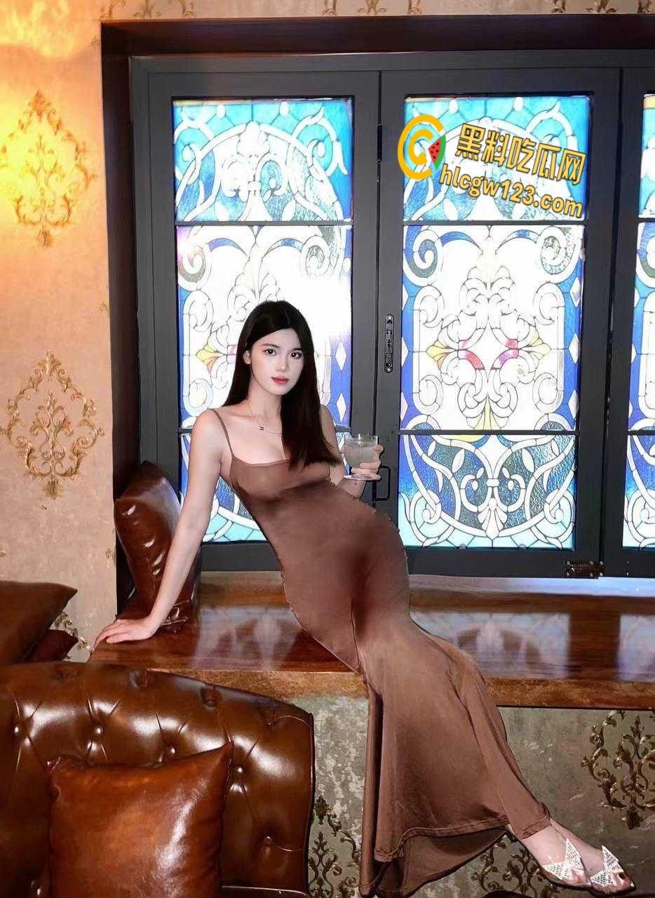 广西贵港04年【吴金倩】，反差骚货翘着屁股等着炮友后入，无套约炮成瘾 ！-3