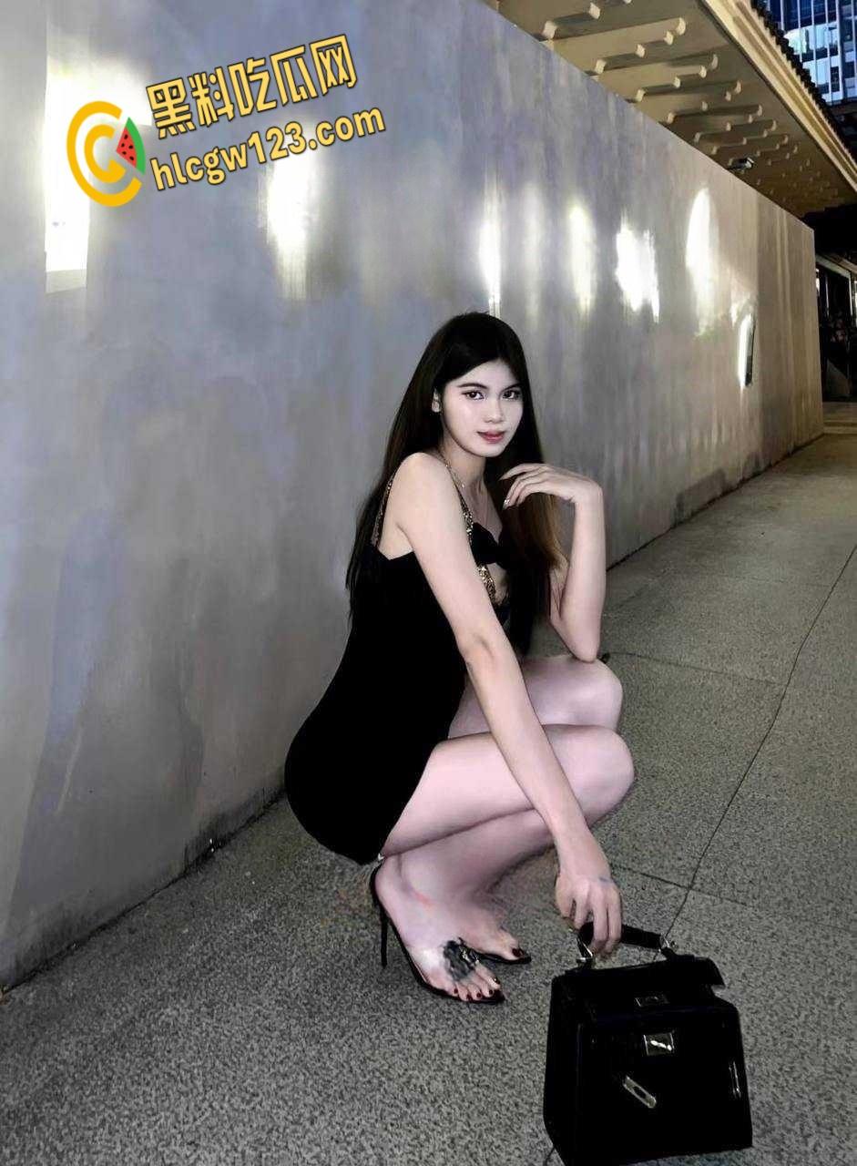 广西贵港04年【吴金倩】，反差骚货翘着屁股等着炮友后入，无套约炮成瘾 ！-4