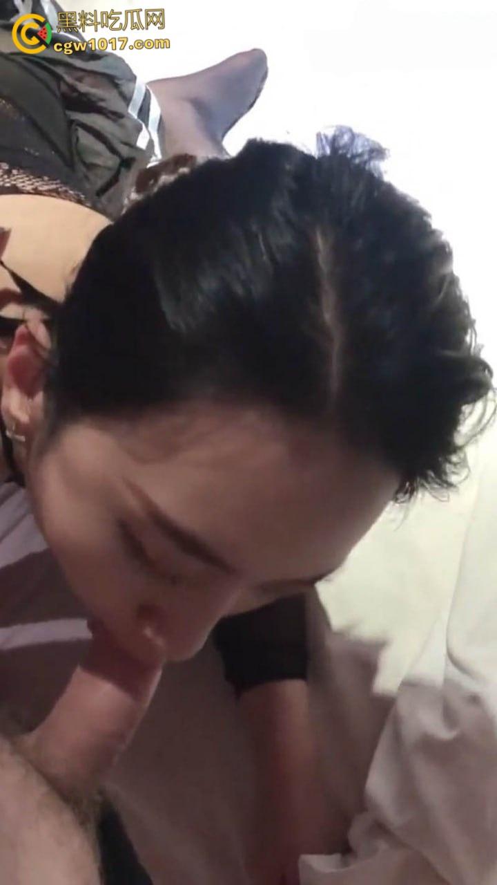 哈尔滨小母狗【黄诗涵】,穿着情趣黑丝露脸口交,抠逼舔穴满脸享受,高潮失禁潮喷不断,淫叫声超动听!-4