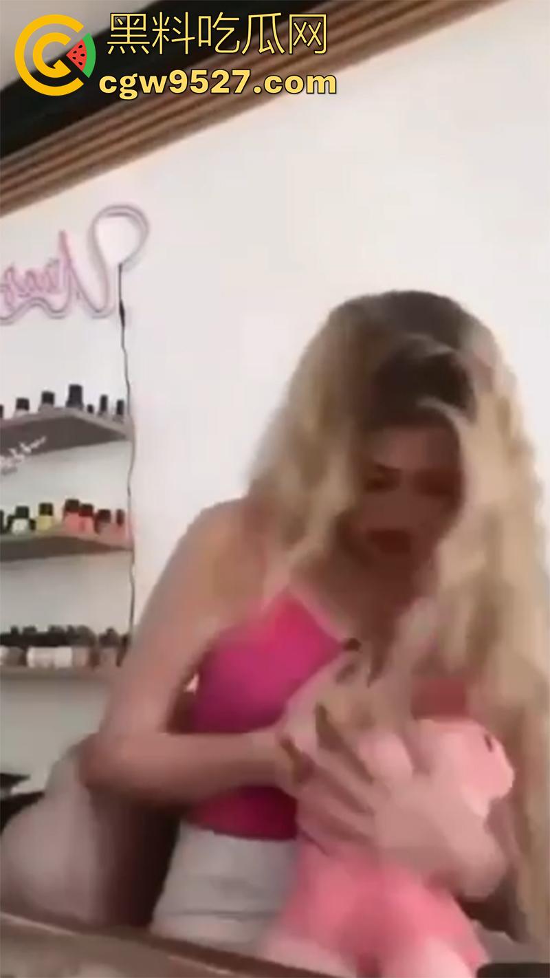 墨西哥巨乳渣女网红遭枪杀，身材性感丰乳肥臀，直播时被人开枪射杀，一枪头部一枪腹部，现场无码视频流出！-6