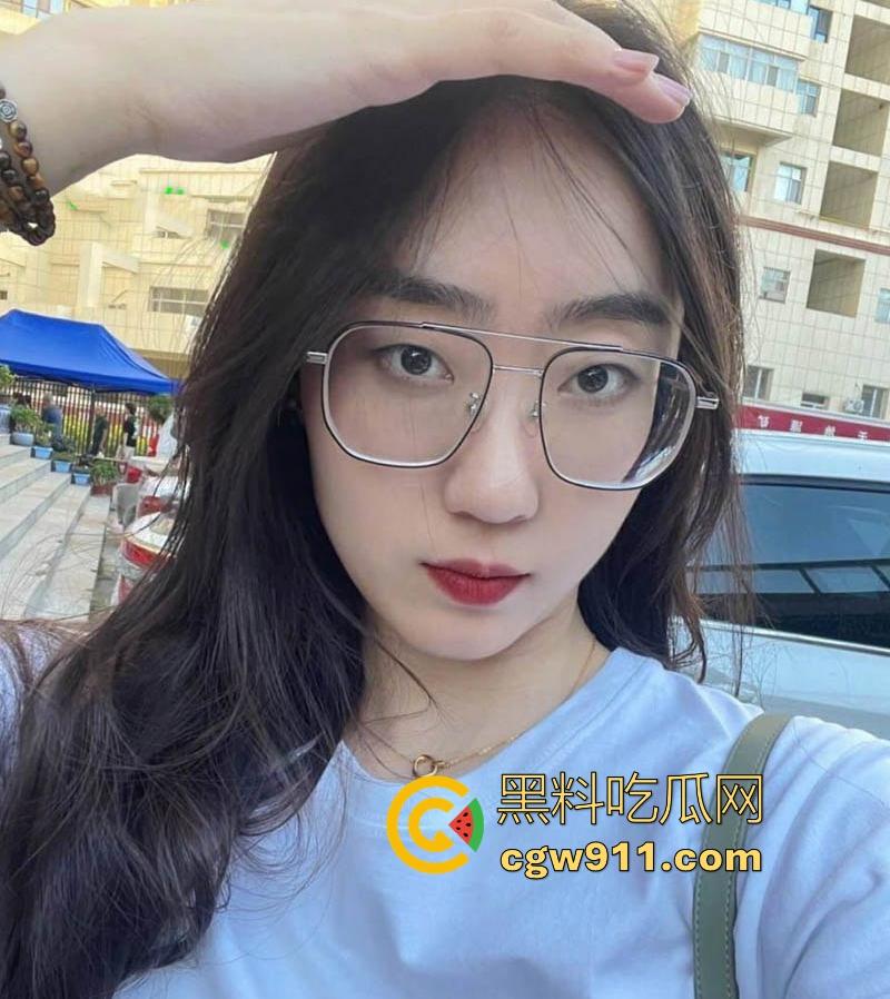 佛山南海一中语文老师【苏怡】私密视频流出，端庄外表藏骚心，极品身材露脸性爱，口交自慰挑逗欲火！-3