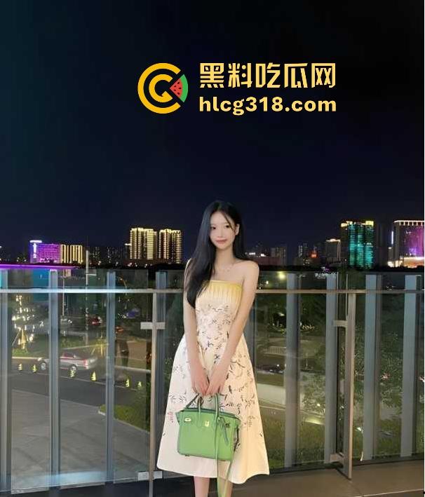 杭州极品大奶骚货【李玉婷】背着舍友拉开衣服自慰骚拍,跟网恋对象性爱视频曝光流出!-4