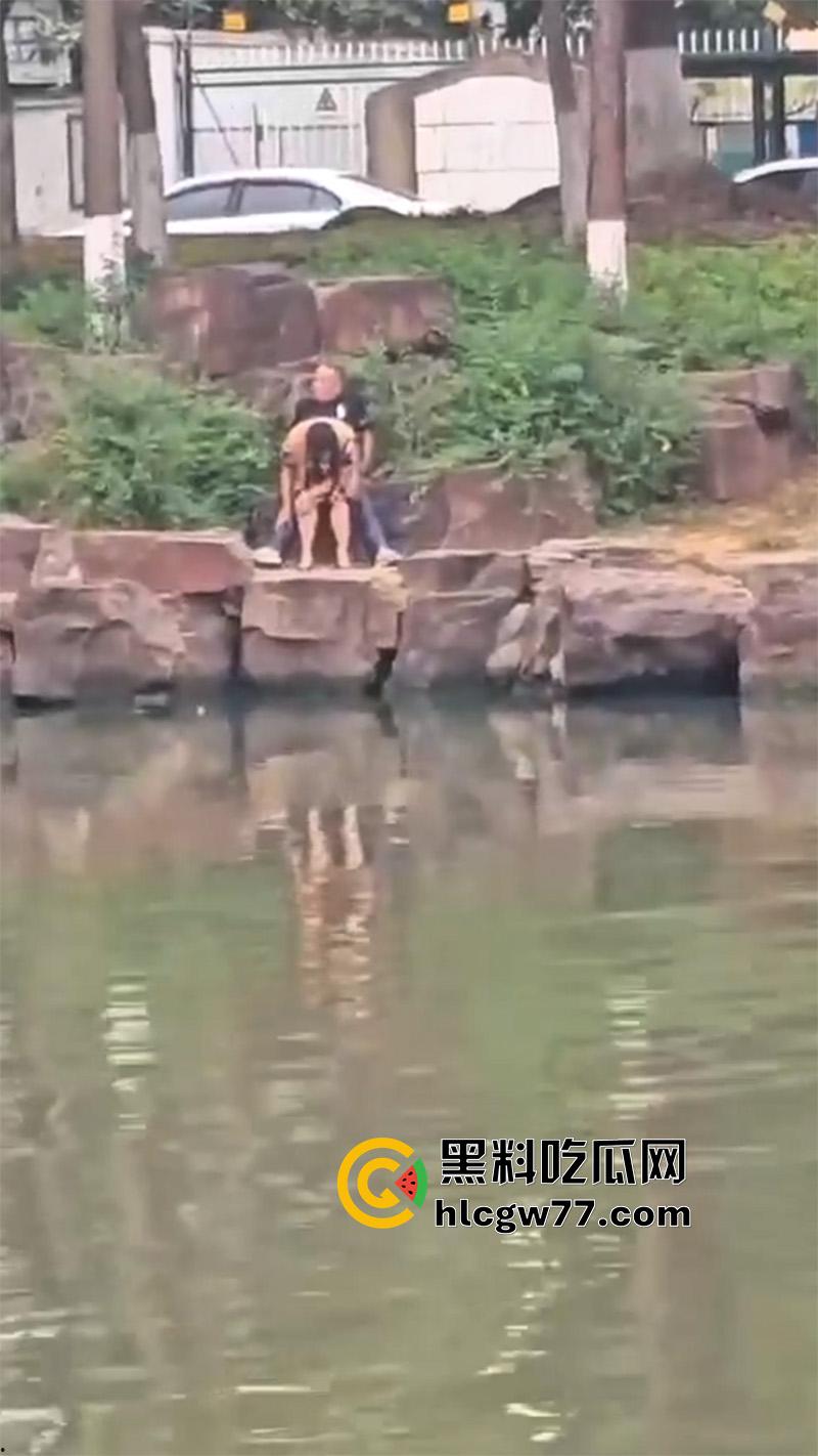 小河边老头乐 当街拉客户直接野战 这么操真方便啊 连卫生纸都省了-1