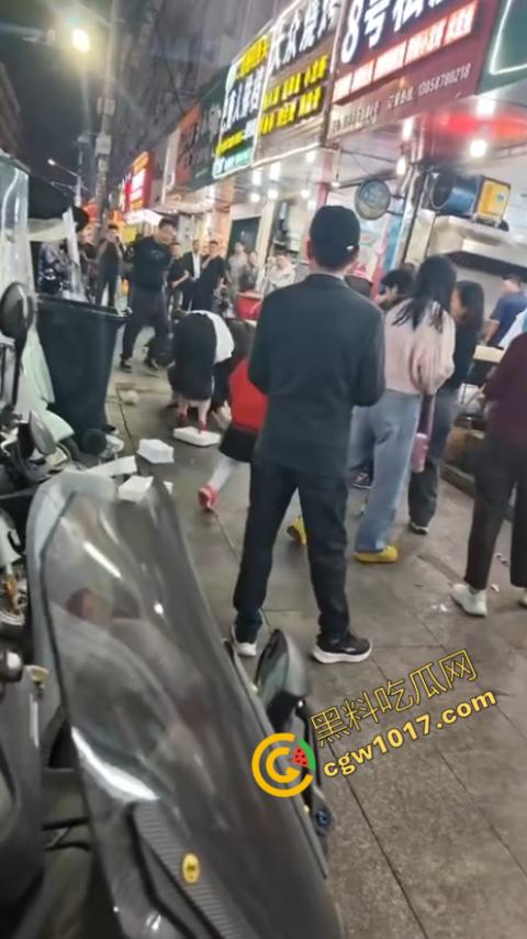 热闹龙港夜市:原配大战小三,血雨腥风惊百客围观!温州最疯狂烧烤摊街头对决,拳风猛烈,头发乱飞,争风吃醋,看个痛快!-1