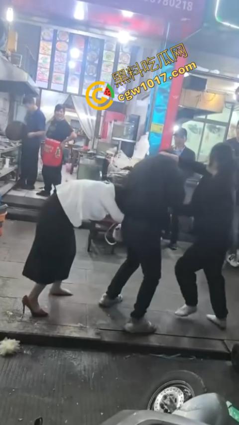 热闹龙港夜市:原配大战小三,血雨腥风惊百客围观!温州最疯狂烧烤摊街头对决,拳风猛烈,头发乱飞,争风吃醋,看个痛快!-6