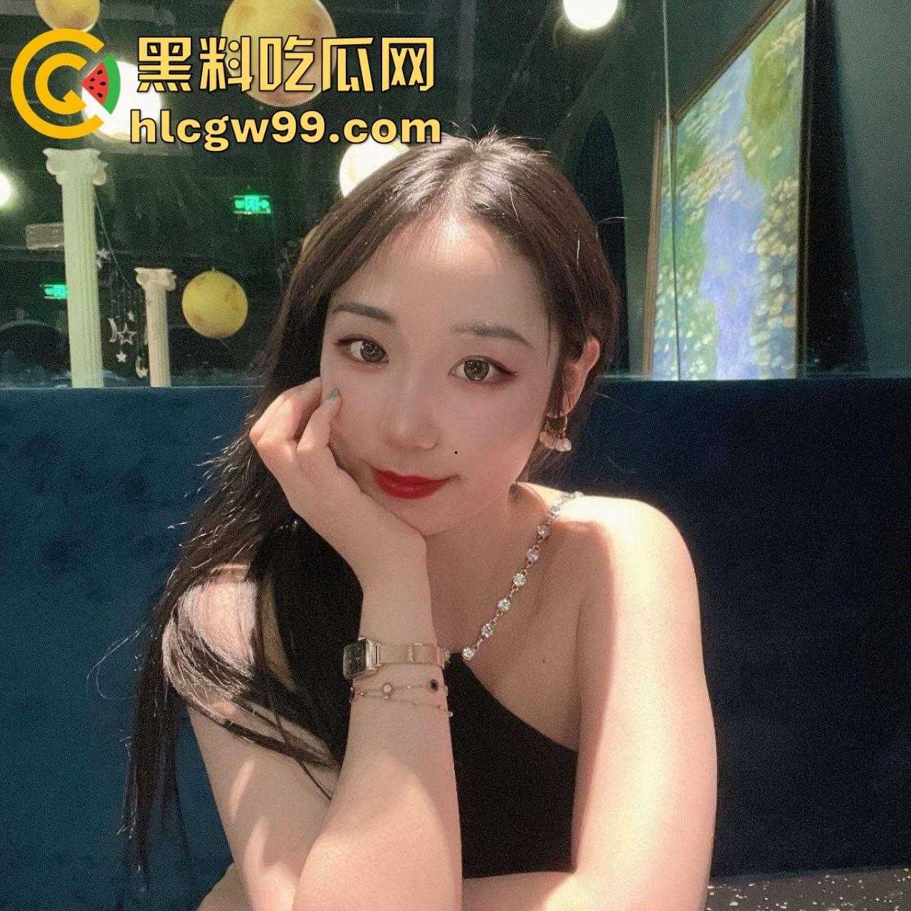 骚到骨子里的极品人妻『苗夏』被老公操到喷水，老公让她跪舔鸡巴，换情趣制服轮流操口爆露出直接让人榨干！-4