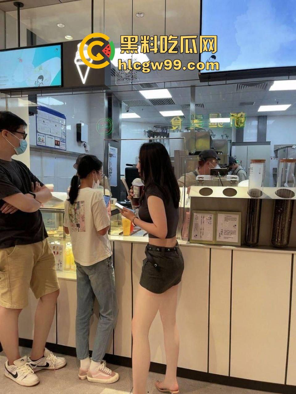 骚到骨子里的极品人妻『苗夏』被老公操到喷水，老公让她跪舔鸡巴，换情趣制服轮流操口爆露出直接让人榨干！-5