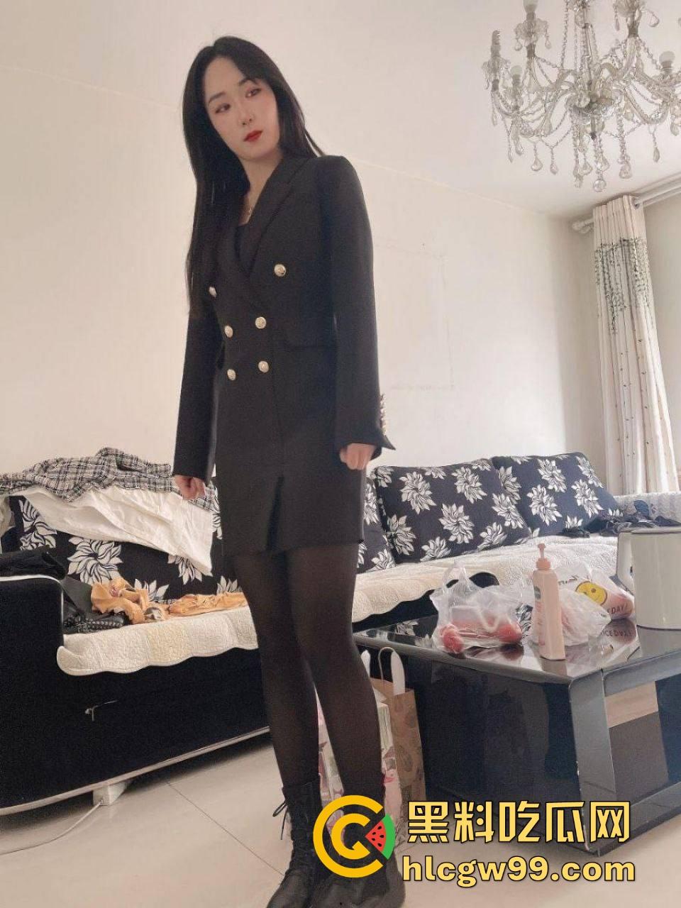 骚到骨子里的极品人妻『苗夏』被老公操到喷水，老公让她跪舔鸡巴，换情趣制服轮流操口爆露出直接让人榨干！-7