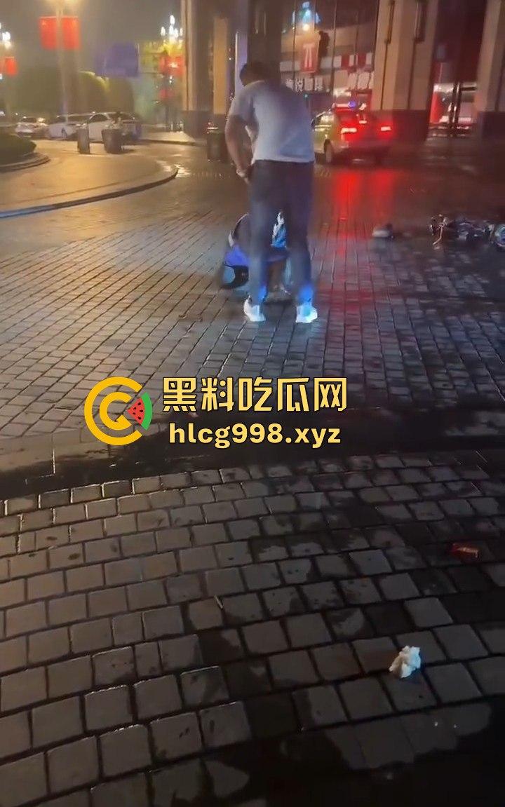 四川成都代驾闹乌龙!醉酒男误开他人车后备箱,双方争执升级,最后直接上演街头斗殴!-2