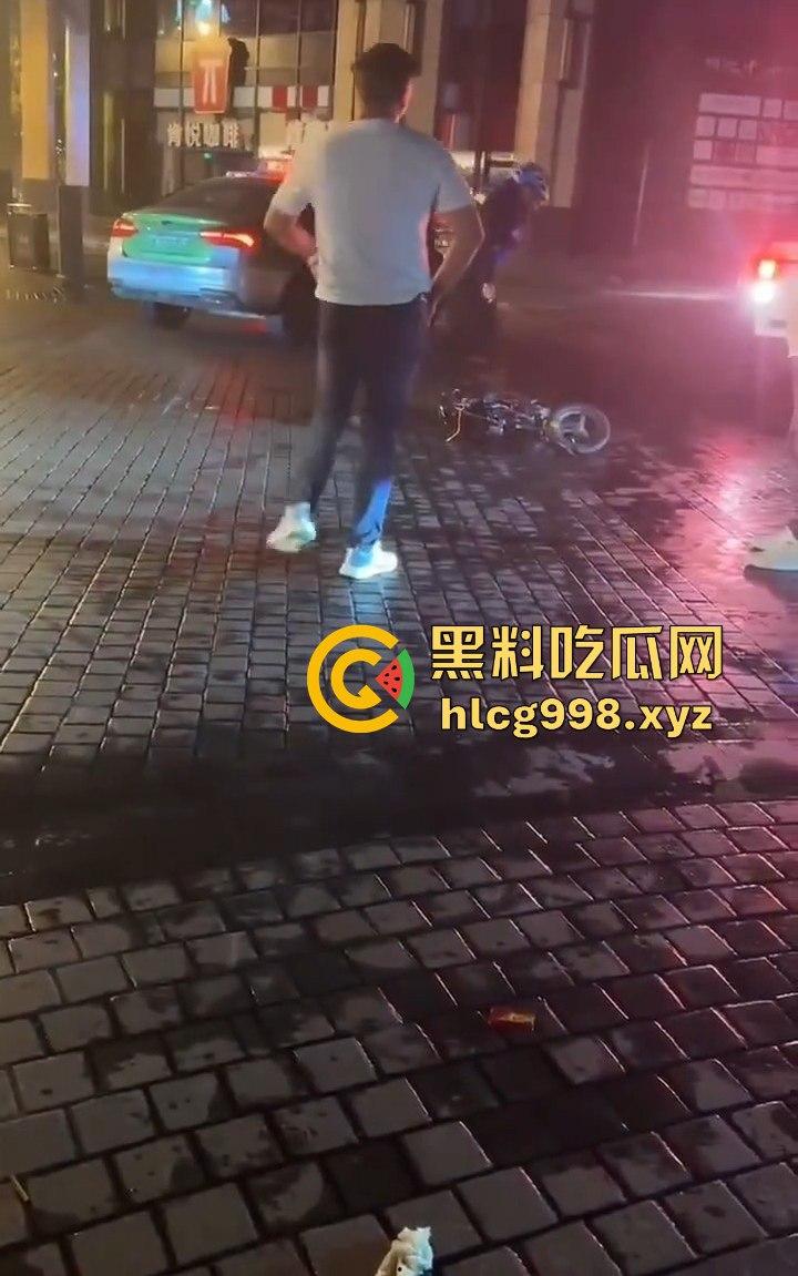 四川成都代驾闹乌龙!醉酒男误开他人车后备箱,双方争执升级,最后直接上演街头斗殴!-3