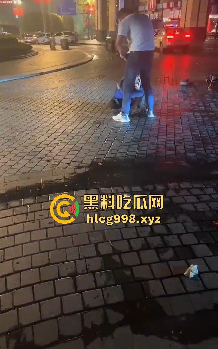 四川成都代驾闹乌龙!醉酒男误开他人车后备箱,双方争执升级,最后直接上演街头斗殴!-4