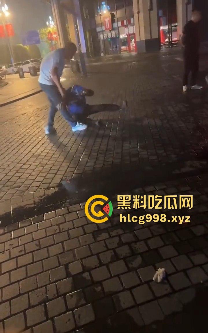 四川成都代驾闹乌龙!醉酒男误开他人车后备箱,双方争执升级,最后直接上演街头斗殴!-6