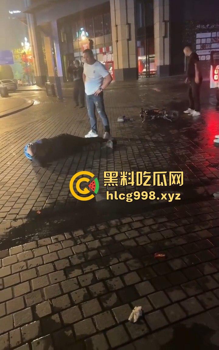 四川成都代驾闹乌龙!醉酒男误开他人车后备箱,双方争执升级,最后直接上演街头斗殴!-7