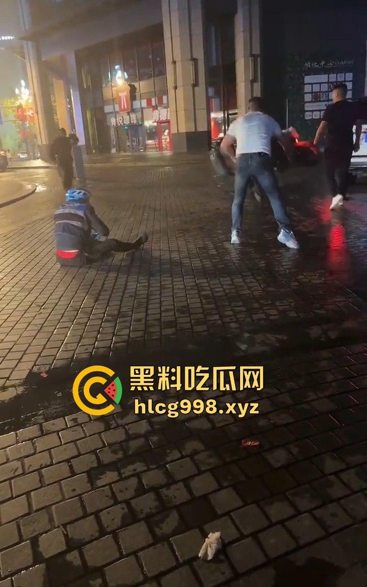 四川成都代驾闹乌龙!醉酒男误开他人车后备箱,双方争执升级,最后直接上演街头斗殴!-8