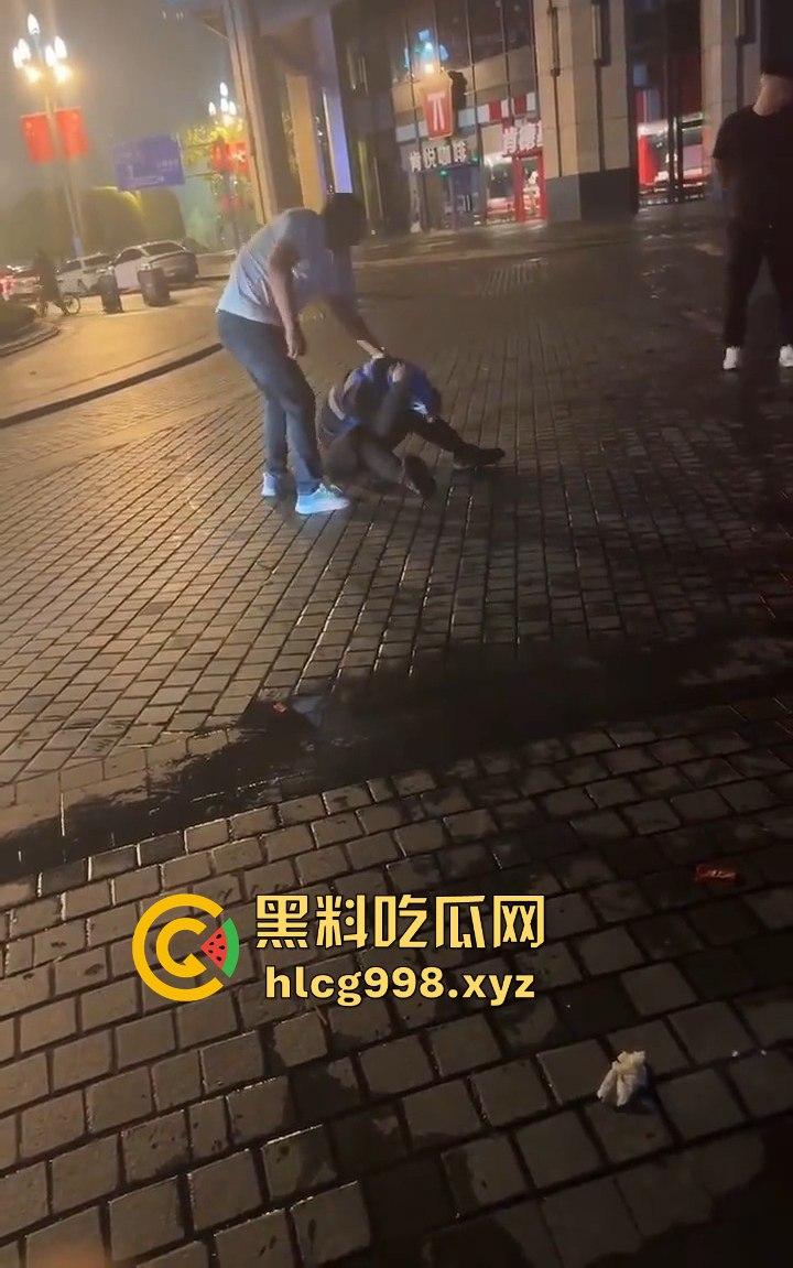四川成都代驾闹乌龙!醉酒男误开他人车后备箱,双方争执升级,最后直接上演街头斗殴!-9