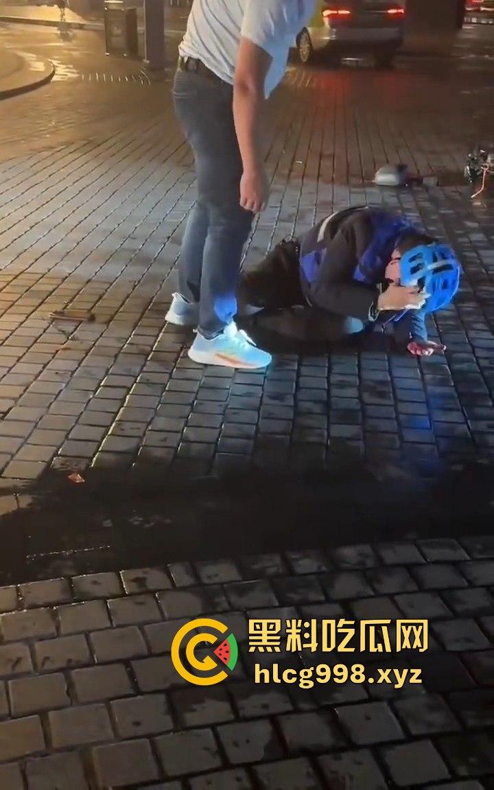 四川成都代驾闹乌龙!醉酒男误开他人车后备箱,双方争执升级,最后直接上演街头斗殴!-10
