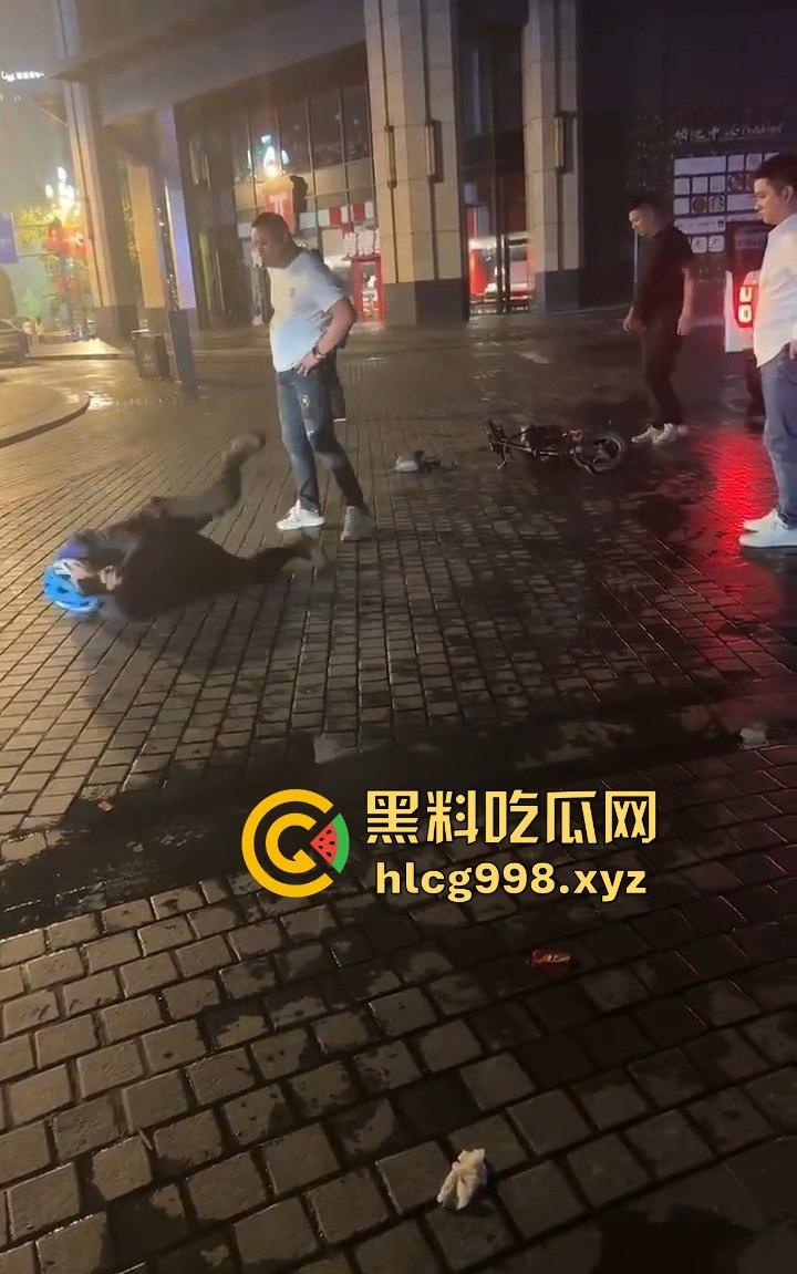 四川成都代驾闹乌龙!醉酒男误开他人车后备箱,双方争执升级,最后直接上演街头斗殴!-11