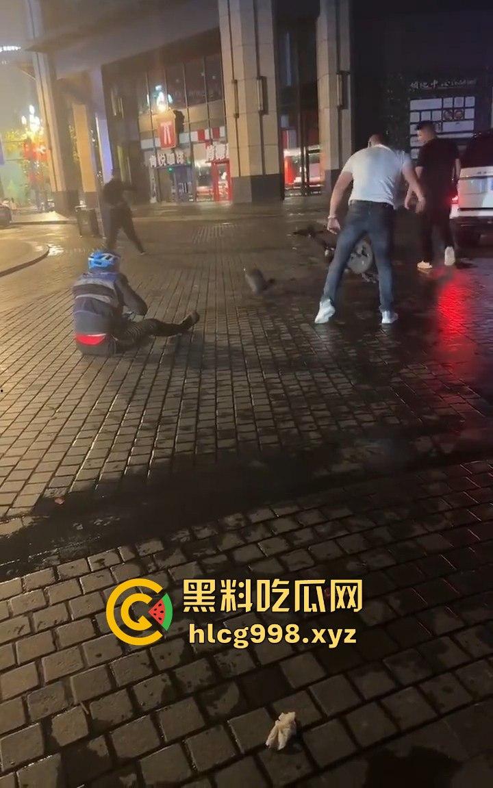 四川成都代驾闹乌龙!醉酒男误开他人车后备箱,双方争执升级,最后直接上演街头斗殴!-12