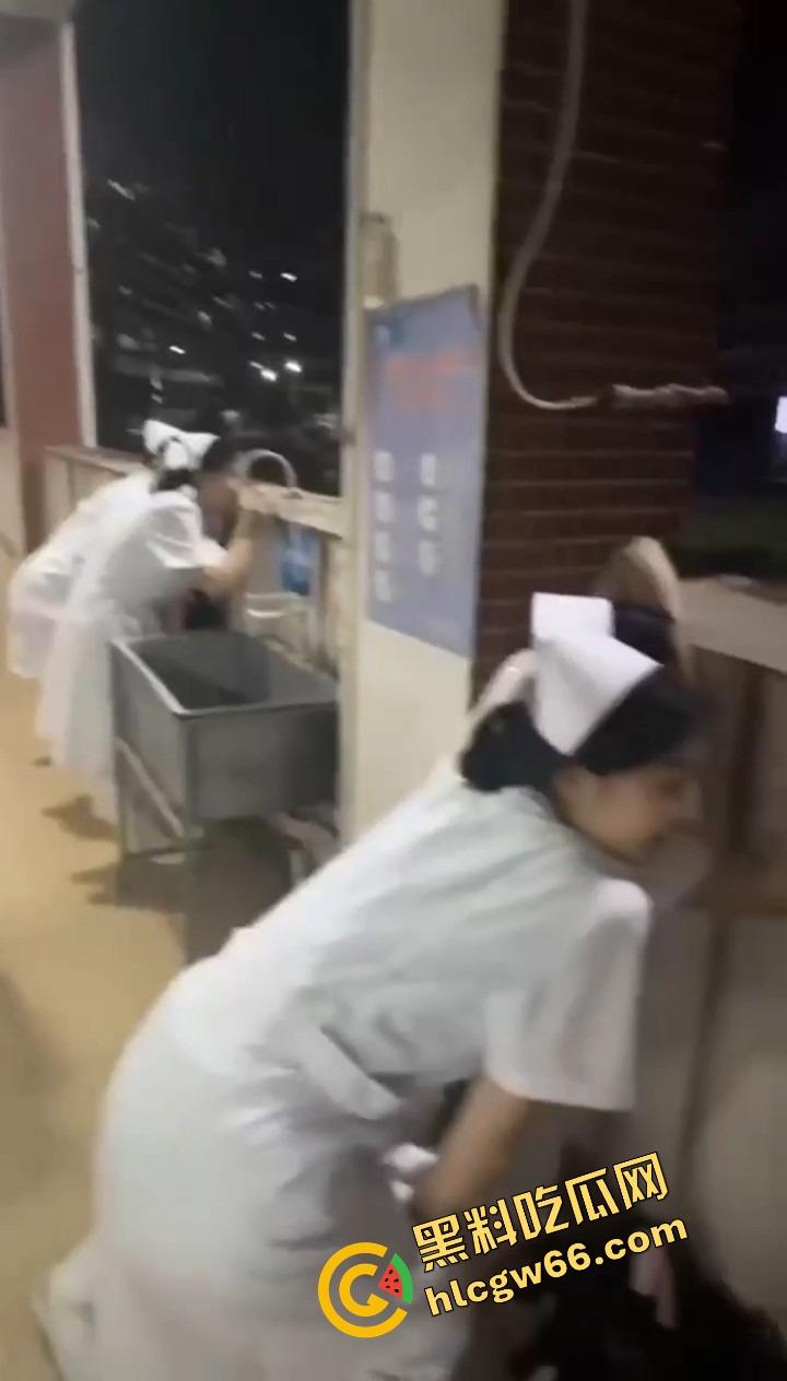 离谱到飞起，一对狗男女在医院小花园直播做爱，护士小姐姐排排站吃瓜围观，白大褂都看红了脸！-1