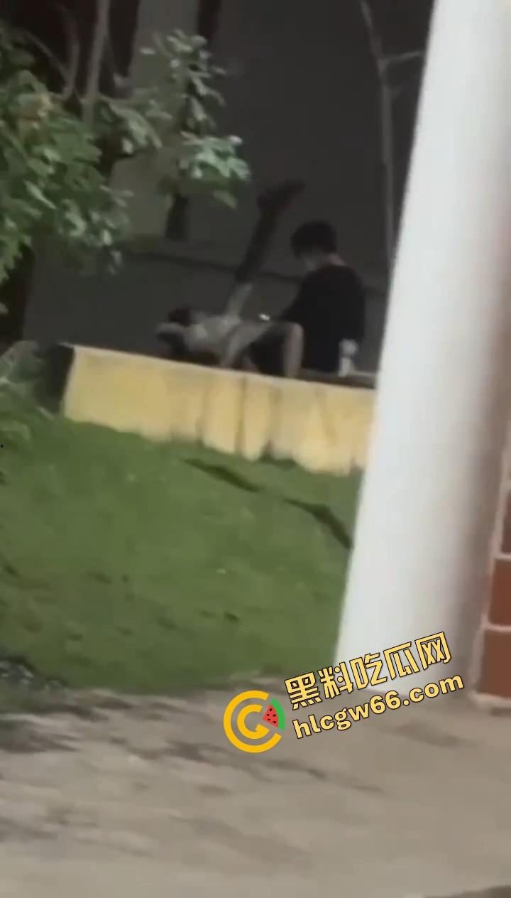 离谱到飞起，一对狗男女在医院小花园直播做爱，护士小姐姐排排站吃瓜围观，白大褂都看红了脸！-4