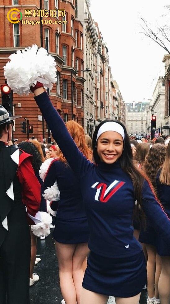 美国大学妖娆拉拉队长【Buhnny】母狗本性曝光，暴力深喉视频泄密，颜值担当竟成大鸡巴玩物！-1