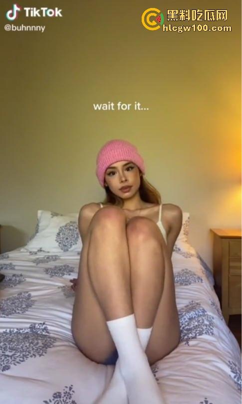 美国大学妖娆拉拉队长【Buhnny】母狗本性曝光，暴力深喉视频泄密，颜值担当竟成大鸡巴玩物！-7