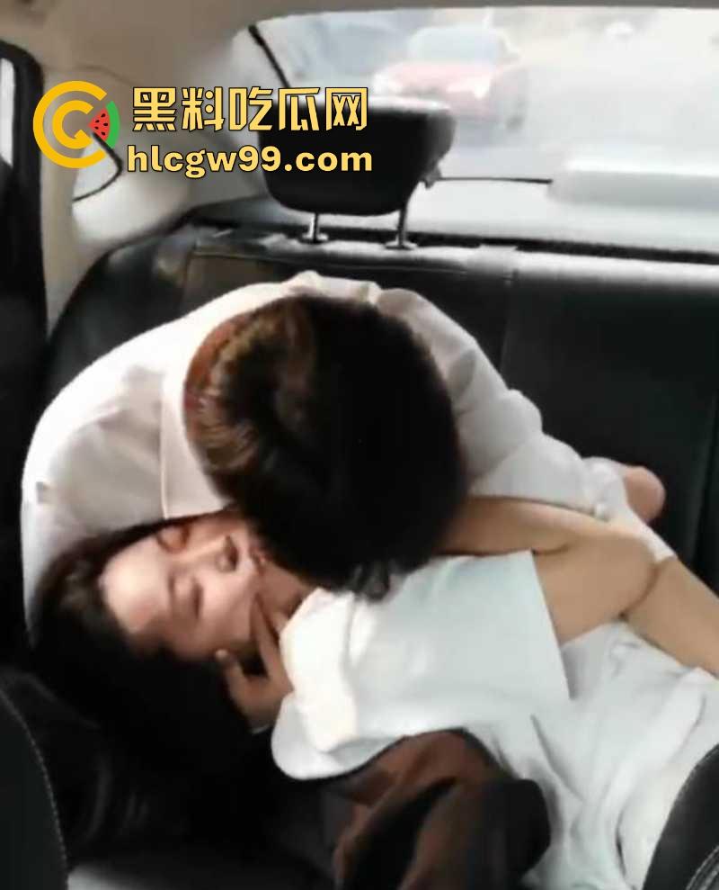 小情侣滴滴车上欲火焚身,摸奶抠逼激情热吻,司机师傅看懵了,这要不是有人估计直接开干!-7
