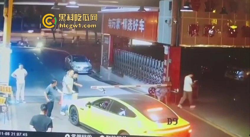 广东领克车主停车费扯皮装逼，拦车羞辱结果被二五仔倒车直接撞飞！全程自作自受！-2