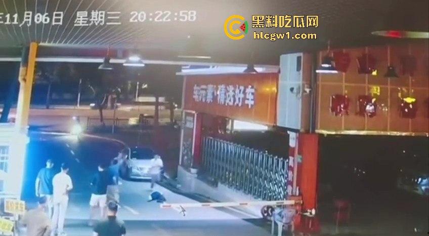 广东领克车主停车费扯皮装逼，拦车羞辱结果被二五仔倒车直接撞飞！全程自作自受！-9