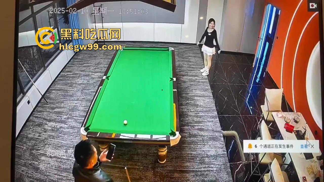 台球厅捉人大戏,老哥找助教练杆法被老婆堵个正着,开球还没完事老婆杀到,他逃她追,妹子吃瓜!-1
