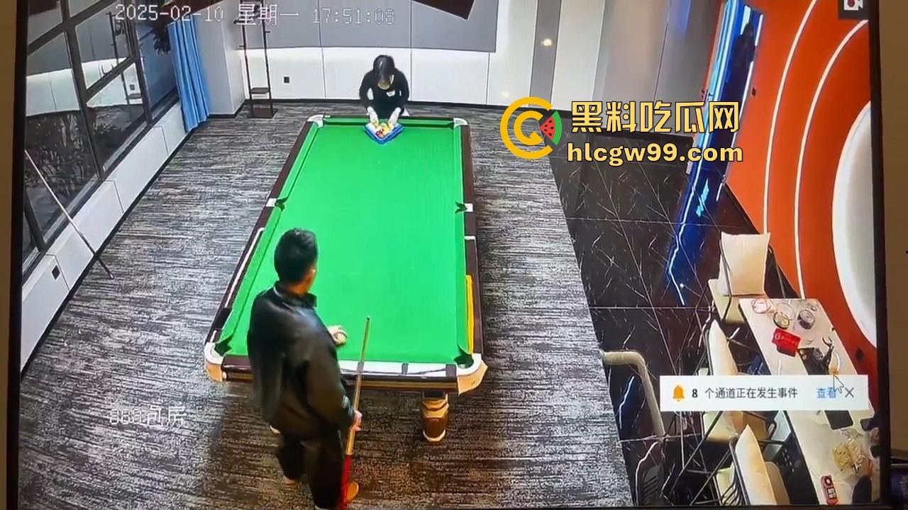 台球厅捉人大戏,老哥找助教练杆法被老婆堵个正着,开球还没完事老婆杀到,他逃她追,妹子吃瓜!-2