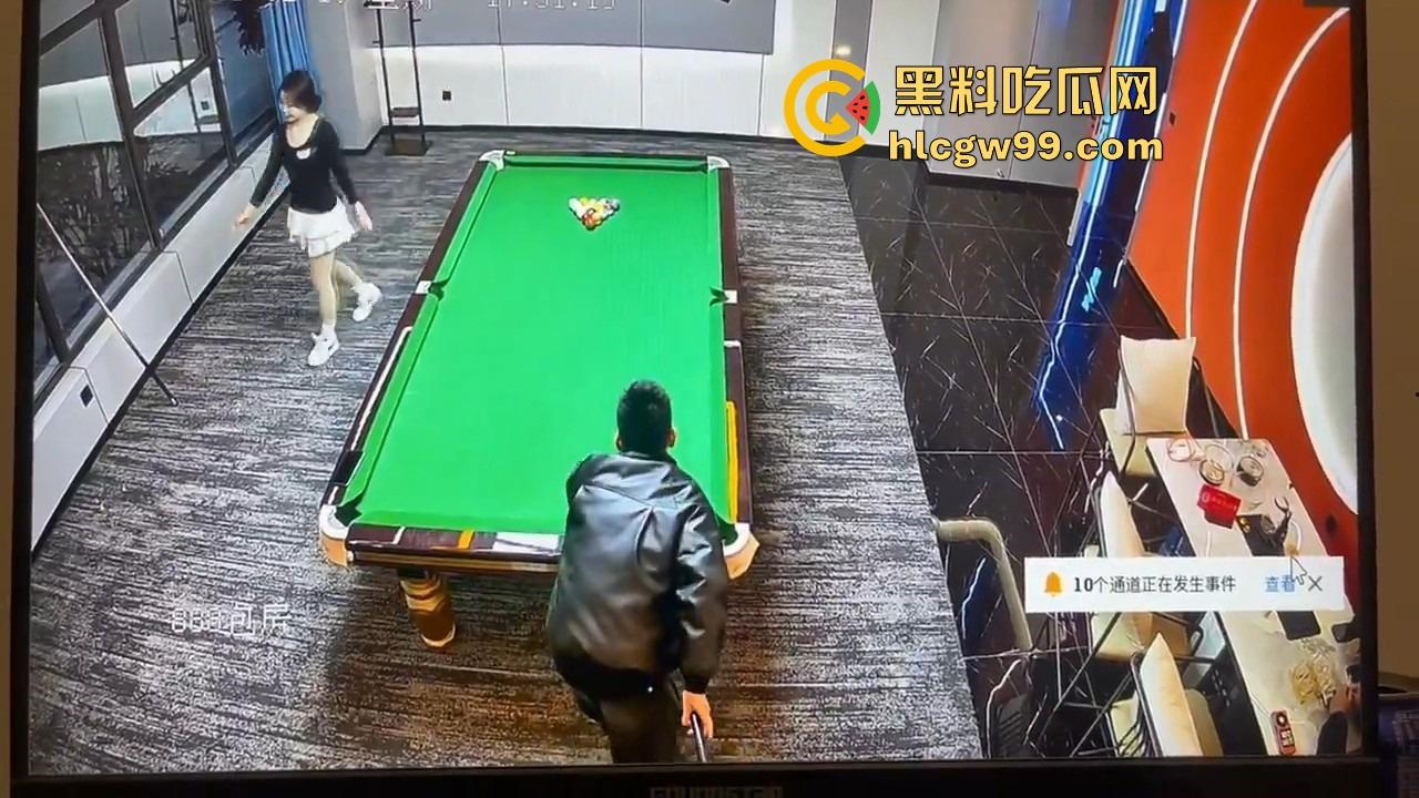 台球厅捉人大戏,老哥找助教练杆法被老婆堵个正着,开球还没完事老婆杀到,他逃她追,妹子吃瓜!-3