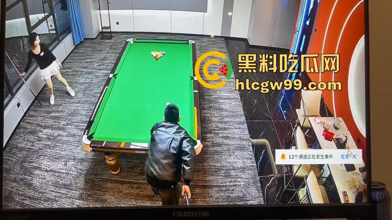 台球厅捉人大戏,老哥找助教练杆法被老婆堵个正着,开球还没完事老婆杀到,他逃她追,妹子吃瓜!-4